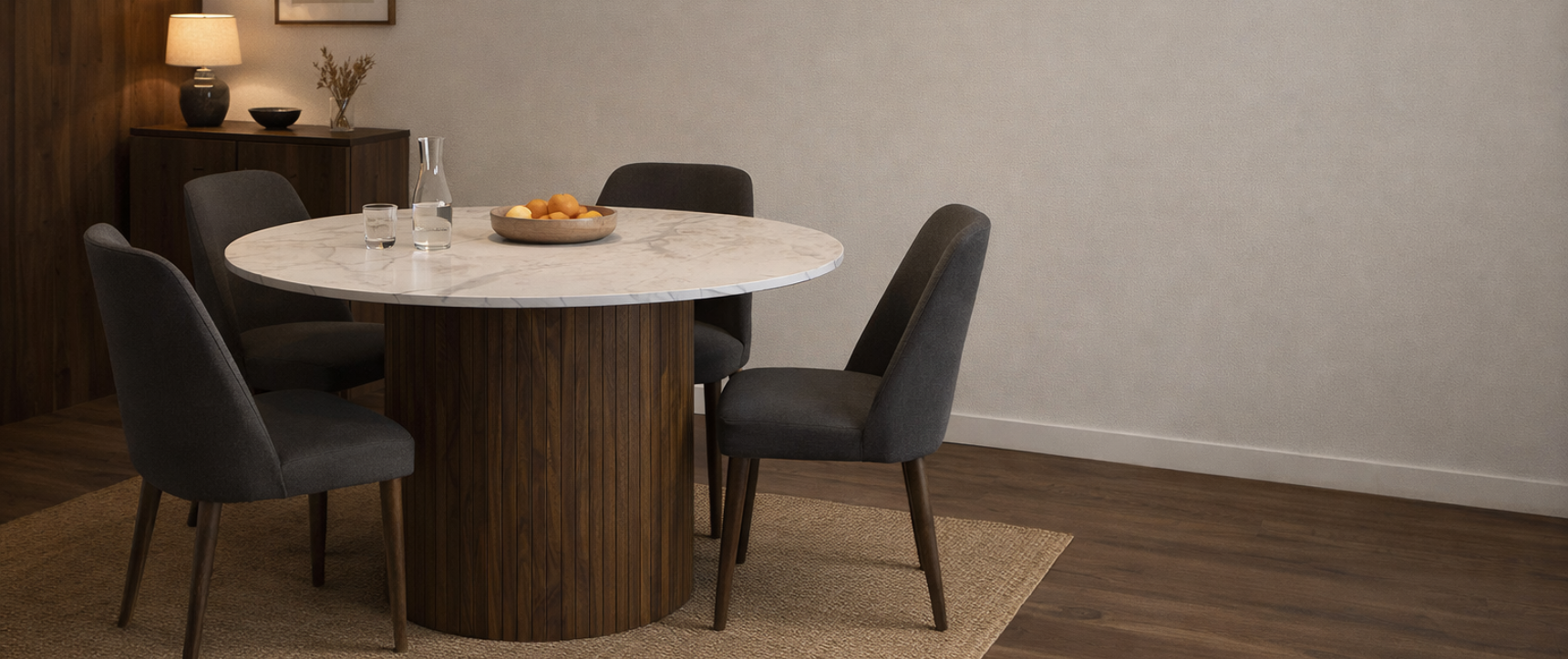 Tavolo da pranzo rotondo per 6 persone JULIETTE con gamba centrale a doghe in noce e piano in marmo bianco ALASKA 110 cm